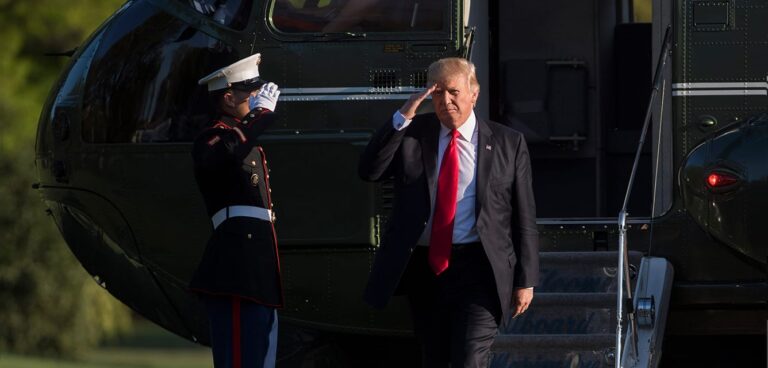 Τι σημαίνει ενδεχόμενη νίκη του Ντόναλντ Τραμπ για βιομηχανίες, ΜΜΕ, φαρμακευτικές και επιχειρήσεις