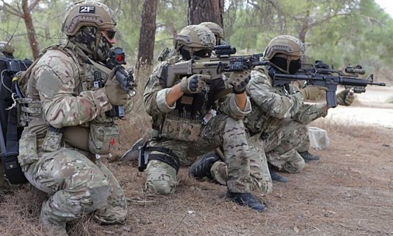 Ένοπλες Δυνάμεις: Εκπαίδευση Μονάδας Υποβρυχίων Καταστροφών της Ε.Φ. με Πεζοναύτες του Ην.Βασιλείου