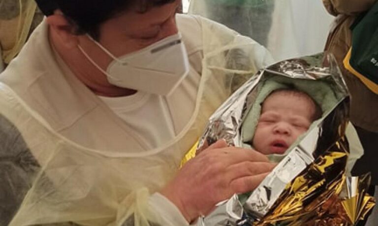 Καρά Τεπέ: Γεννήθηκε το πρώτο μωράκι του καταυλισμού