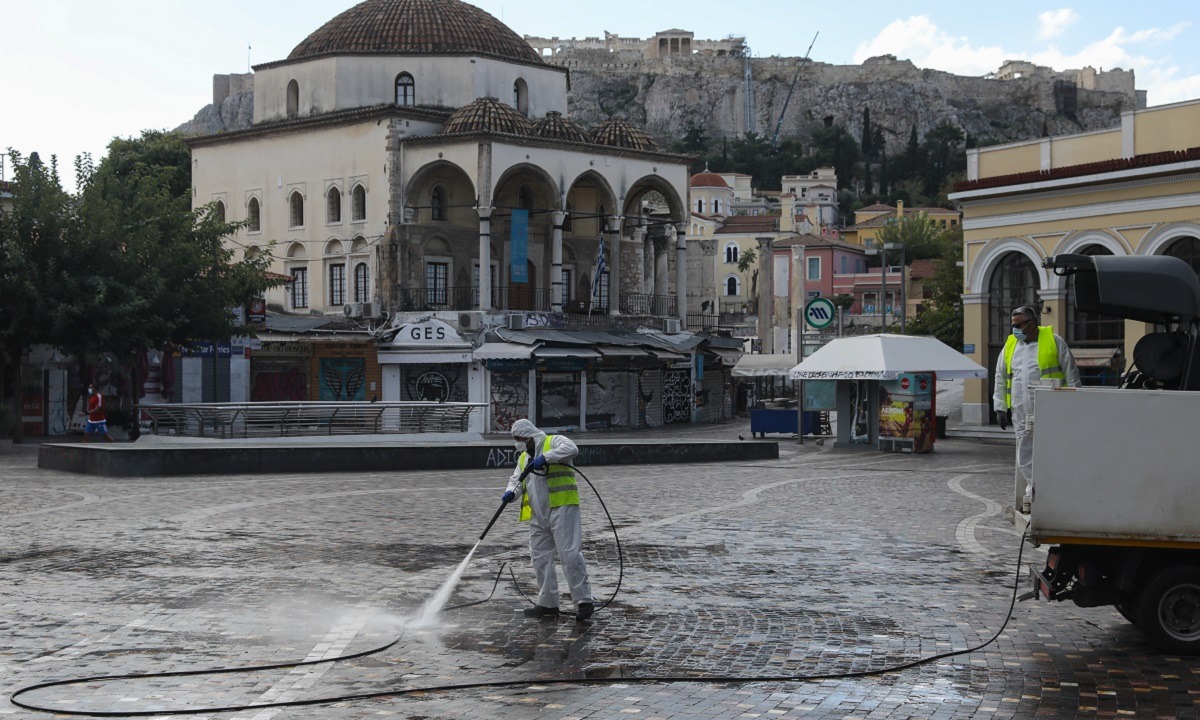 Lockdown: Πόλη «φάντασμα» η Αθήνα – Έλεγχοι από την αστυνομία και απολυμάνσεις (vid+pics)