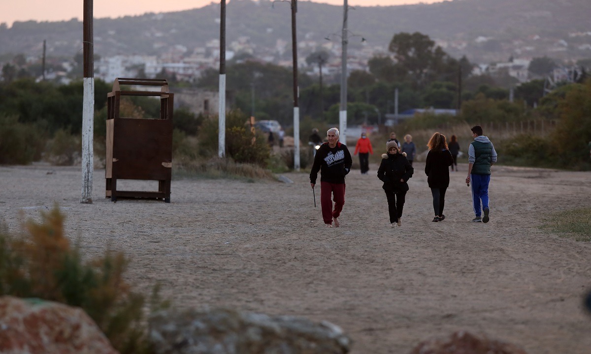 Απαγόρευση συναθροίσεων 4 ατόμων: Με τις οικογένειες τι γίνεται; Τις λαϊκές αγορές, τις στάσεις;