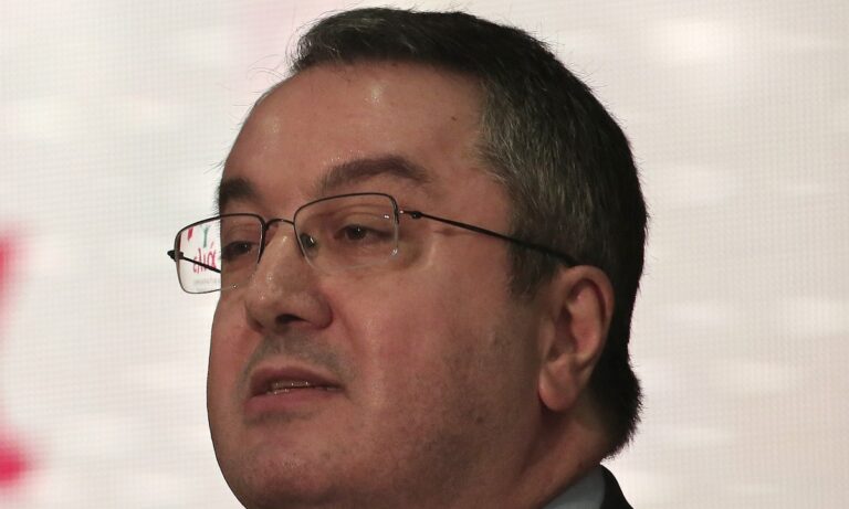 Μόσιαλος: Τα εμβόλια mRNA δεν μεταφέρουν τον κορονοϊό