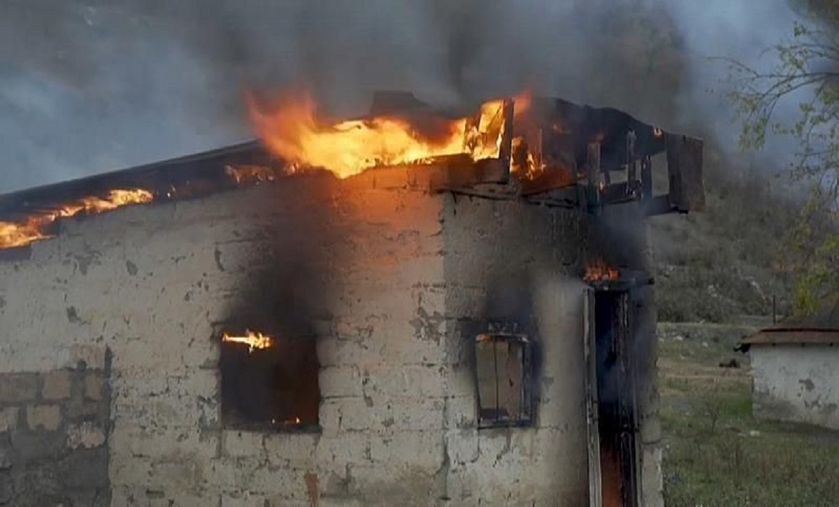Ναγκόρνο Καραμπάχ: Αρμένιοι βάζουν φωτιά στα σπίτια τους!
