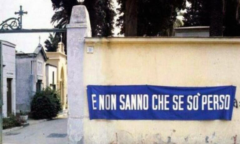 Το πανό έξω από το νεκροταφείο στη Νάπολη: «Δεν ξέρετε τι χάσατε»