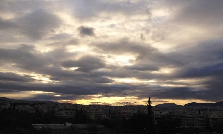 Καιρός 17/11: Αραιές νεφώσεις και τοπικές βροχές