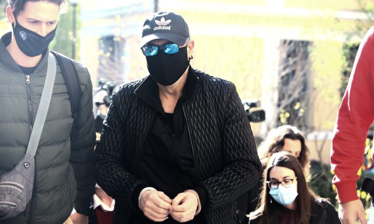 Σφακιανάκης: Στην Ευελπίδων με χειροπέδες – «Ιδού ο εγκληματίας» είπε (pics & vid)