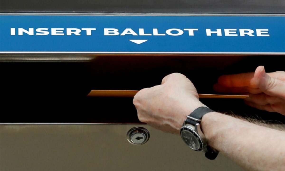 Αμερικανικές εκλογές 2020: Ο Φράνσις Ρεκχάου, ψήφισε στο Στέιτεν Άιλαντ μέσω επιστολικής ψήφου.