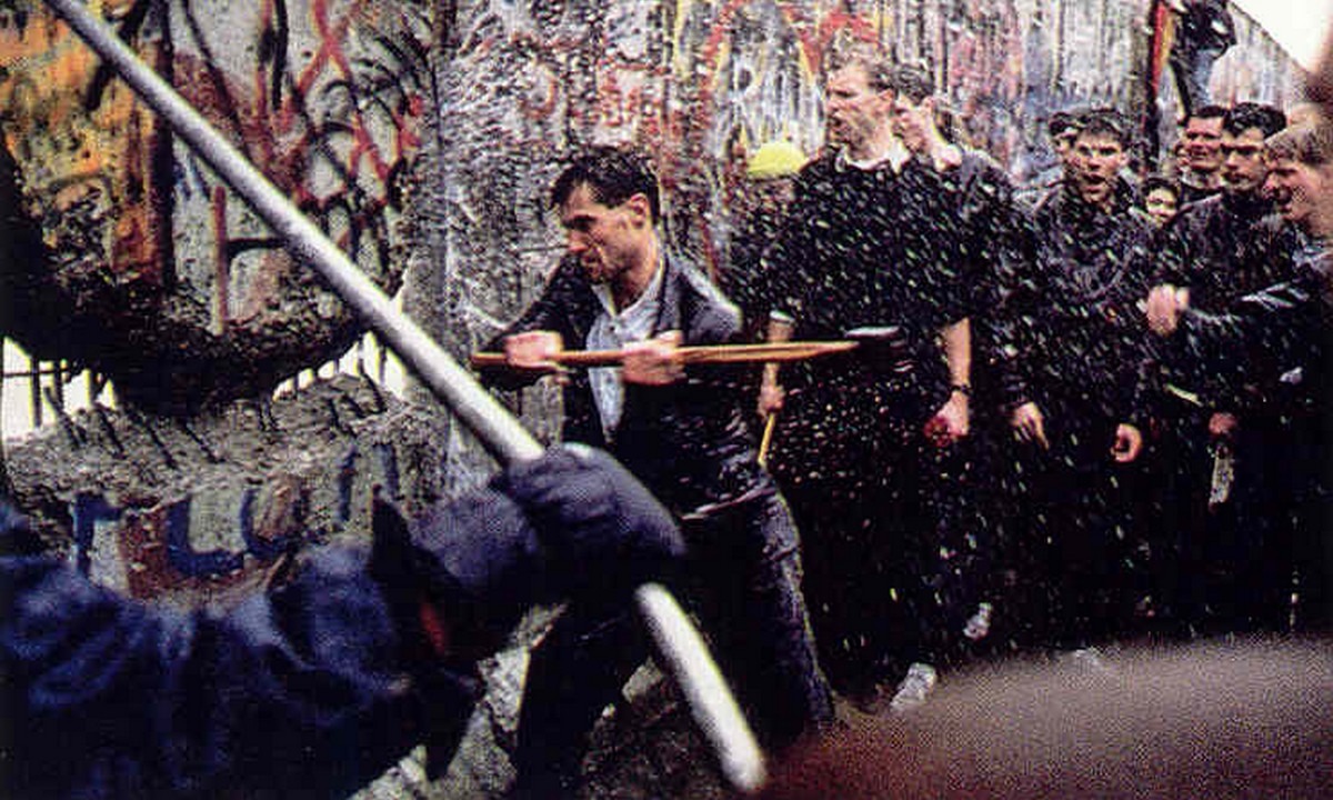 Σαν σήμερα: Πέφτει το «Τείχος του Βερολίνου» και αλλάζει την Ευρώπη (vids)