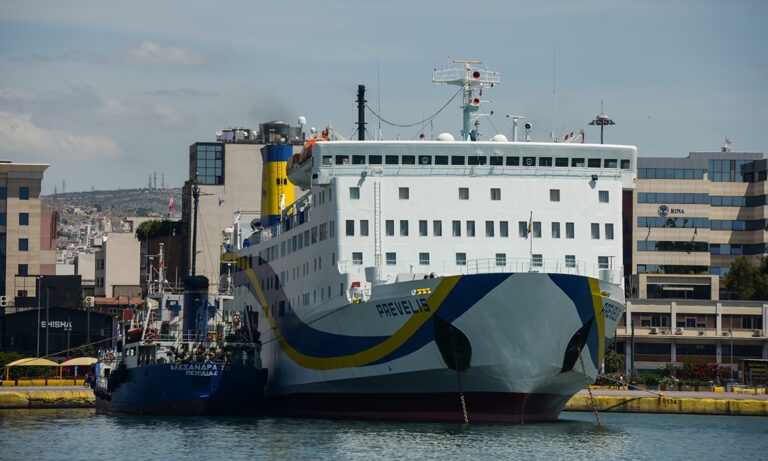 Επιβατικό πλοίο έχασε τη μια άγκυρα και επιστρέφει στη Ρόδο