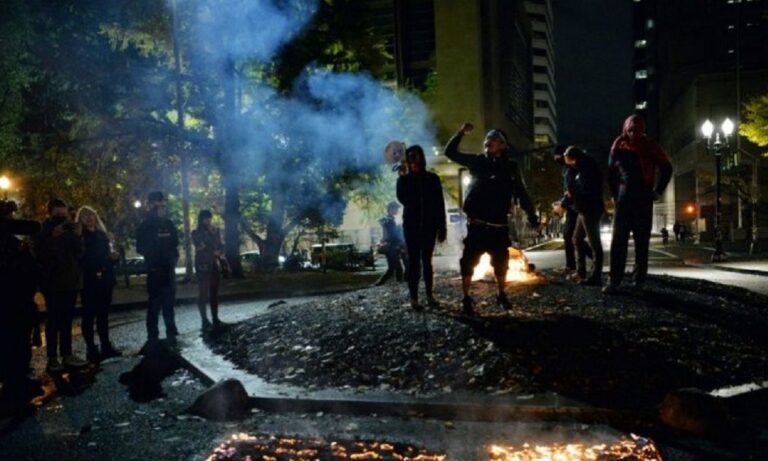 Αμερικανικές εκλογές 2020: Οπλισμένοι διαδηλωτές έκαψαν αμερικανικές σημαίες στο Πόρτλαντ