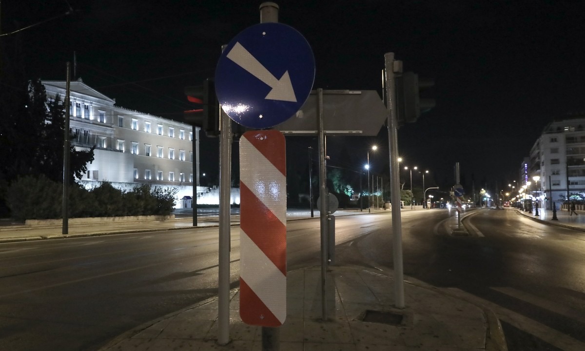 Κορονοϊός: Πόλη – «φάντασμα» η Αθήνα στην πρώτη νύχτα με απαγόρευση κυκλοφορίας (pics-vid)