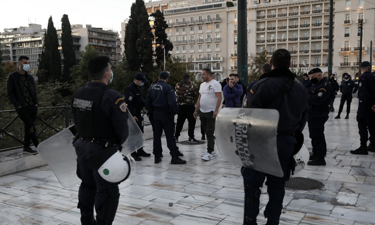 Σύνταγμα: Πρόστιμο και προσαγωγή στο τμήμα για 14 αρνητές μάσκας