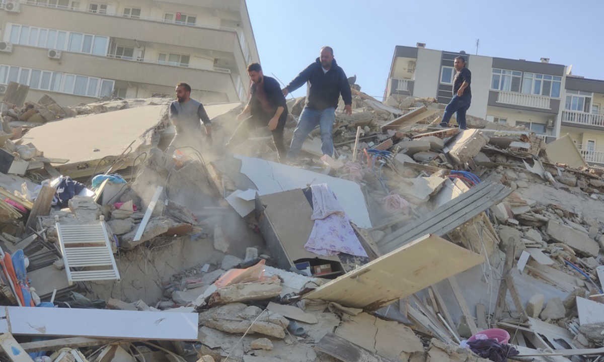Σεισμός-Τουρκία: Στους 76 οι νεκροί και 962 οι τραυματίες