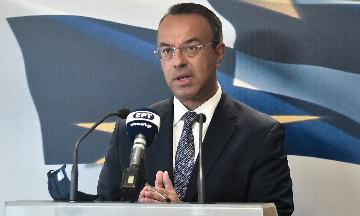 Σταϊκούρας: «Δέκα μέτρα για την ενίσχυση της οικονομίας – Ποιοι παίρνουν το επίδομα 800 ευρώ»