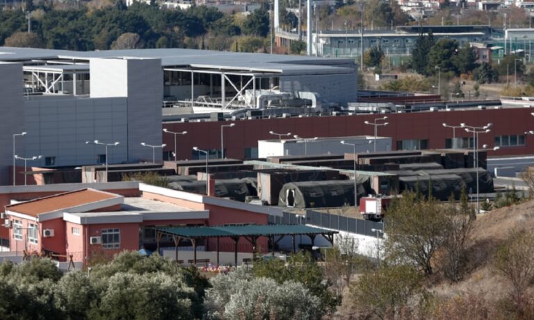 Κορονοϊός – Θεσσαλονίκη: Το κινητό νοσοκομείο στο πάρκινγκ του 424