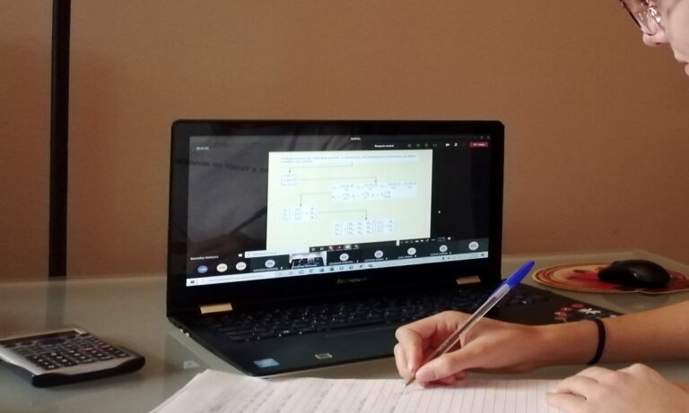Υπουργείο Παιδείας: 90.000 tablet και laptop στα σχολεία για τηλεκπαίδευση