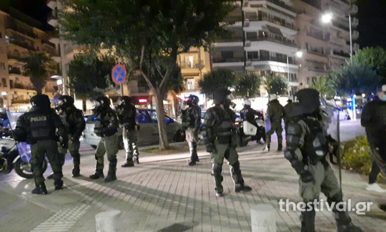 Θεσσαλονίκη: Επεισόδια μεταξύ διαδηλωτών κατά του lockdown και αστυνομικών (vid)