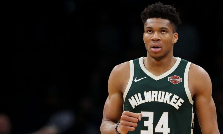 Γιάννης Αντετοκούνμπο: Μοίρασε κούτες με αγαθά στον κόσμο (pic)