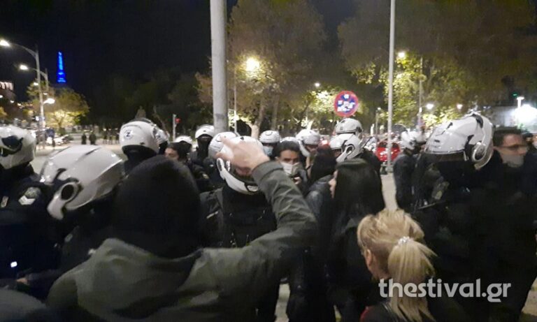 Θεσσαλονίκη: Ένταση μεταξύ διαδηλωτών κατά του lockdown και αστυνομικών (vid)