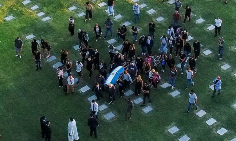 Μαραντόνα: Ο θρύλος του ποδοσφαίρου δίπλα στους γονείς του! (pics)