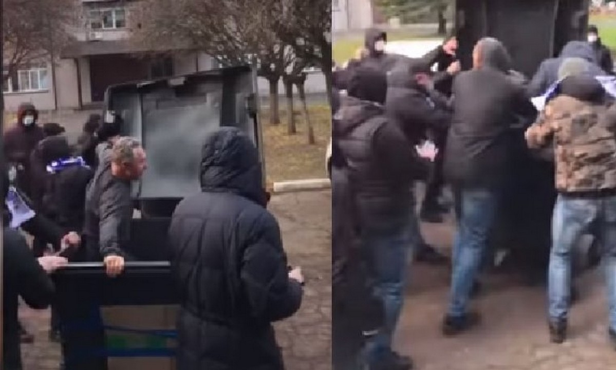 Ουκρανία: Οπαδοί πέταξαν τον υπεύθυνο του γηπέδου σε κάδο σκουπιδιών! (Video)