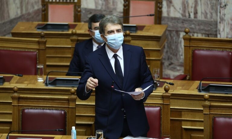 Χρυσοχοΐδης για ρεβεγιόν: «Κάθε γιορτή είναι μια “μαχαιριά”, δέκα το βράδυ δεν θα κυκλοφορεί κανείς»