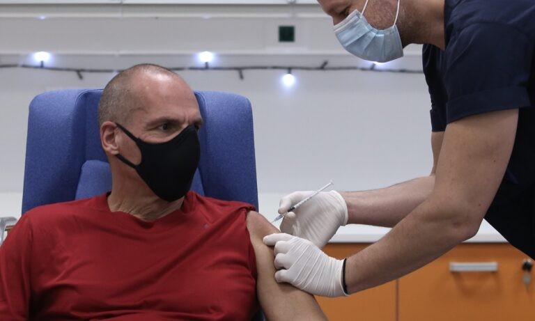 Βαρουφάκης: «Το εμβόλιο δεν αρκεί για την απελευθέρωση από τον κορονοϊό»