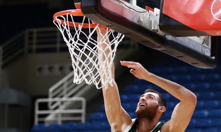 Παπαγιάννης: Έκανε πόστερ τον Ταβάρες (vid)