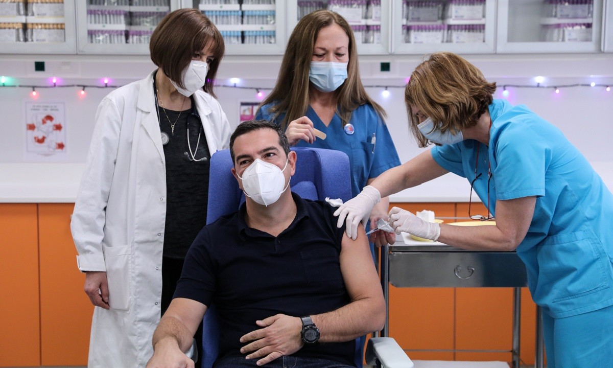 Κορονοϊός - Ελλάδα: Έκαναν το εμβόλιο Τσίπρας, Χρυσοχοΐδης και άλλοι πολιτικοί (vid)