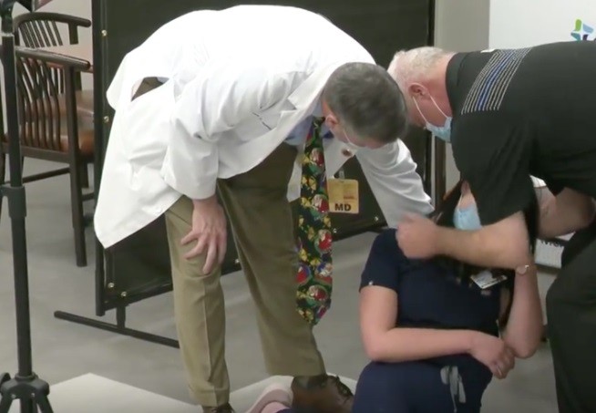 Κορονοϊός: Η νοσοκόμος Tiffany Dover λιποθύμησε ζωντανά στην κάμερα μετά το εμβόλιο που έκανε κατά του  COVID-19.