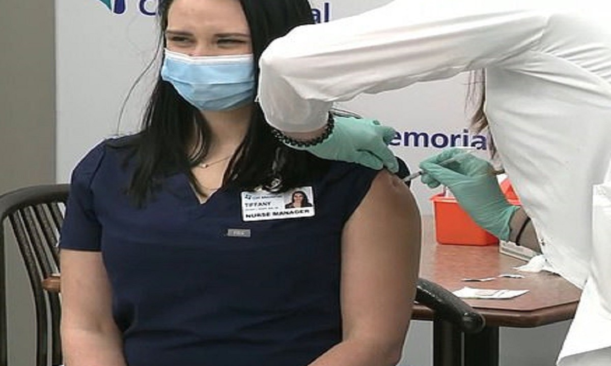 Κορονοϊός: Η νοσοκόμος Tiffany Dover λιποθύμησε ζωντανά στην κάμερα μετά το εμβόλιο που έκανε κατά το COVID-19.