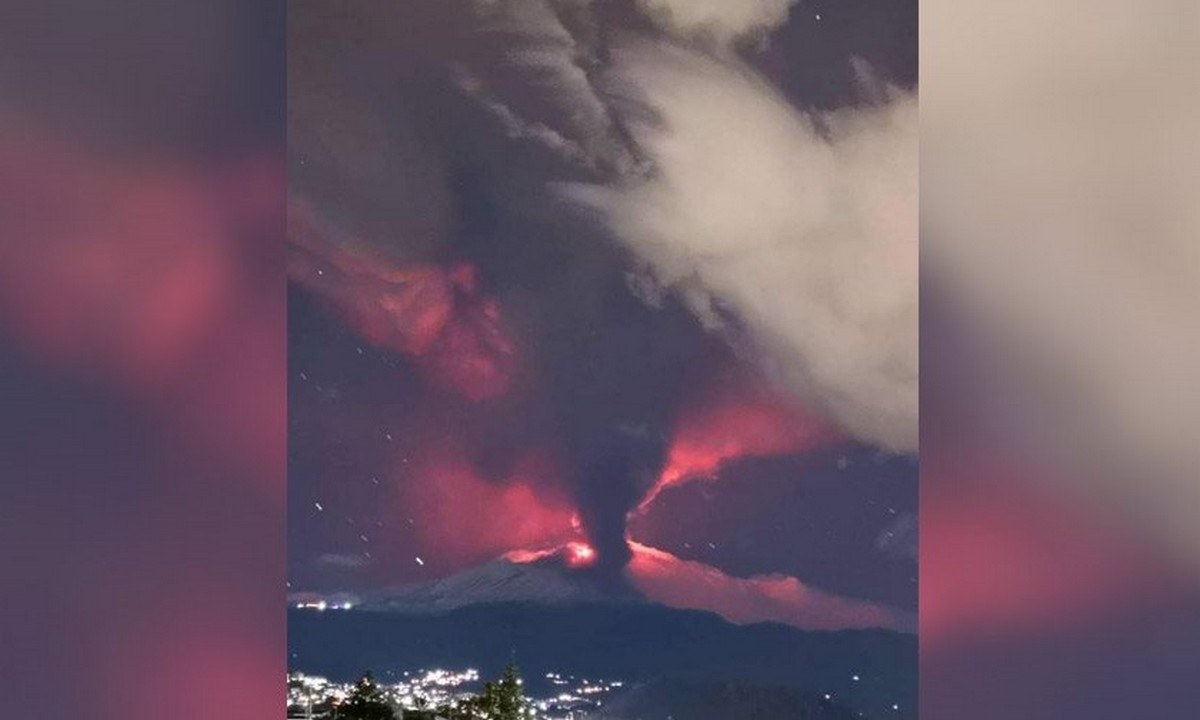 Αίτνα: Εξερράγη το ηφαίστειο – Σιντριβάνια λάβας ύψους 100 μέτρων (vids)
