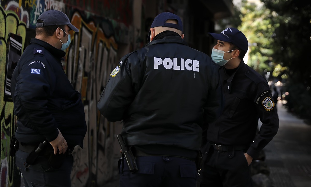 Lockdown: Η ΕΛΑΣ έγραψε 300άρι πρόστιμο σε 15χρονο που πήγαινε στον φούρνο (vid)