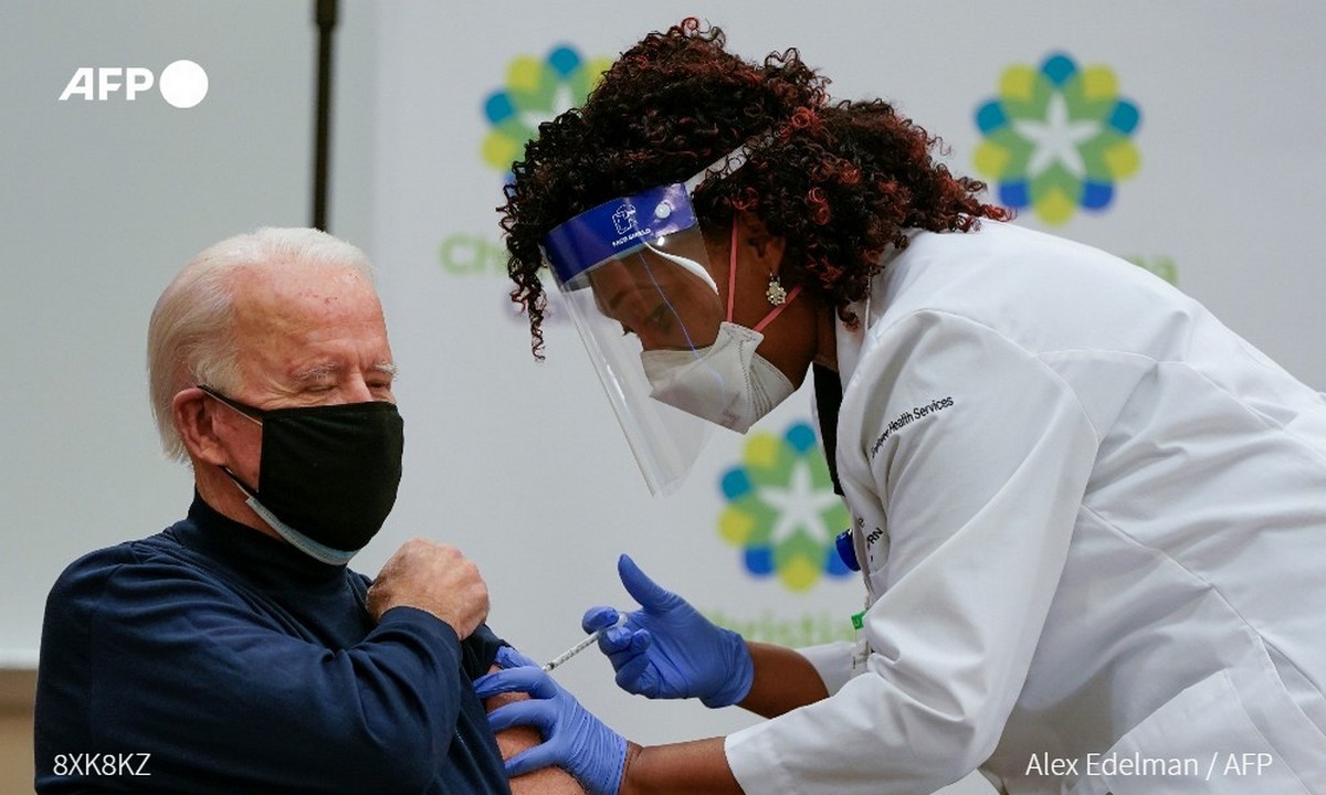 Μπροστά στις κάμερες εμβολιάστηκε ο Τζο Μπάιντεν, σε ιατρικό κέντρο στο Ντέλαγουεαρ.