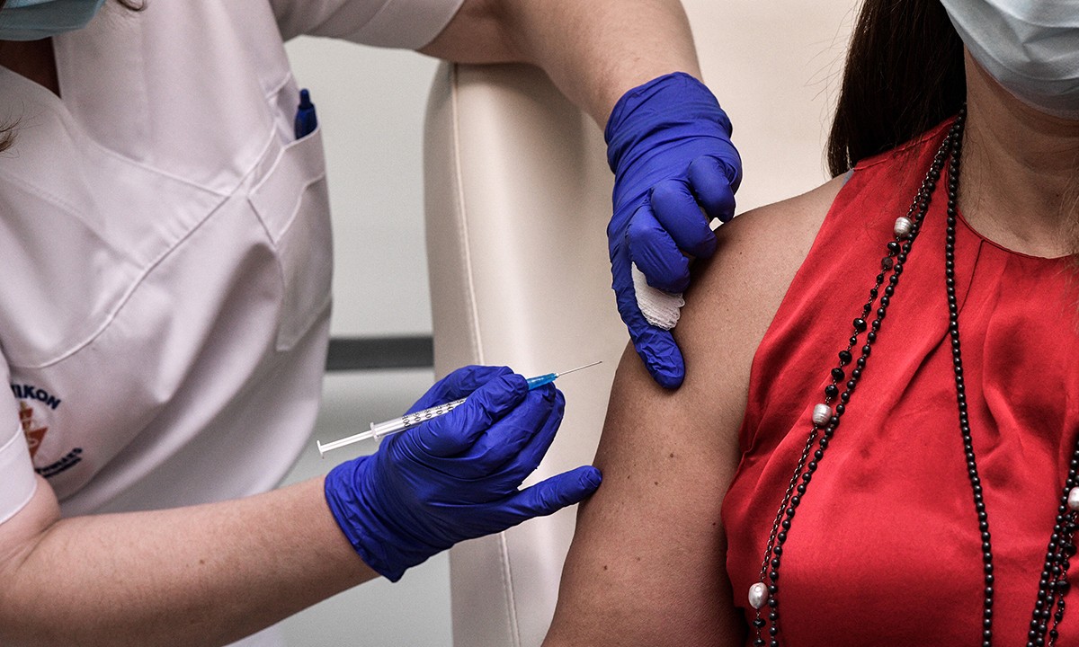 O ΣΥΡΙΖΑ καταγγέλλει πλιάτσικο στους εμβολιασμούς  – Απάντηση από το Υπουργείο Υγείας