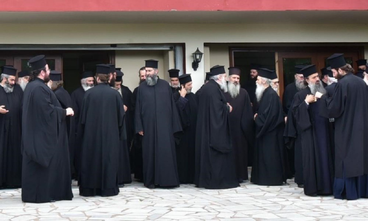 Κληρικοί σε Μητσοτάκη: «Αστυνομία στους ναούς, συνωστισμός στις λαϊκές»
