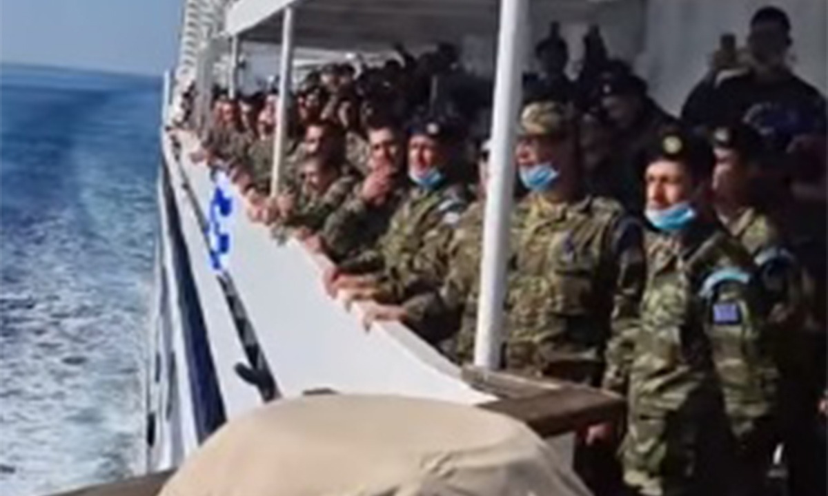 Καστελόριζο: Eλληνες στρατιώτες τραγουδούν τον Εθνικό Ύμνο και το Μακεδονία Ξακουστή