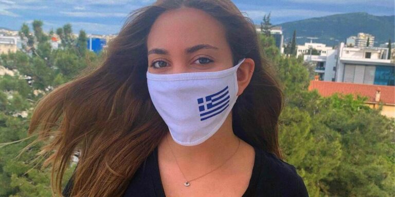 Κοραλία Χατζηγιαννάκη: Η έφηβη που δωρίζει μάσκες με την ελληνική σημαία (vid)