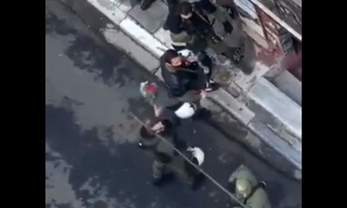 Δολοφονία Γρηγορόπουλου: Αστυνομικός των ΜΑΤ καταστρέφει μπουκέτο με λουλούδια (vid)