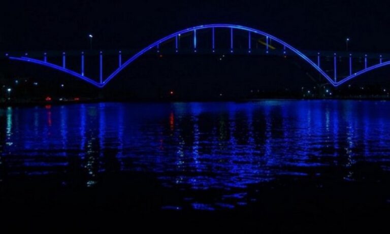 Αντετοκούνμπο: Γέφυρα στο Μιλγουόκι στα χρώματα της Ελλάδας την ημέρα των υπογραφών!