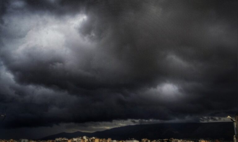 Καιρός 26/12: Νεφώσεις με σποραδικές βροχές