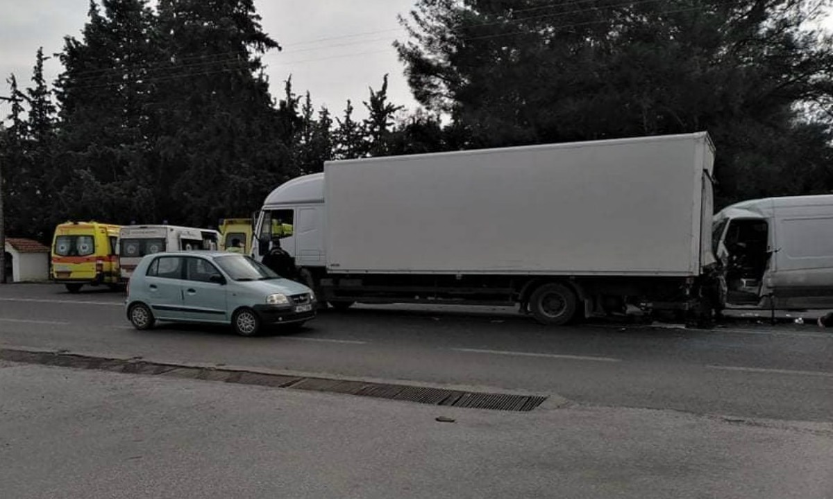 Θεσσαλονίκη: Βαν έπεσε σε φορτηγό της Τροχαίας, νεκρός ο οδηγός
