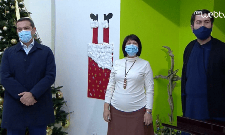 Τσίπρας: Εκτός από τα κάλαντα του τραγούδησαν και το… Bella Ciao!