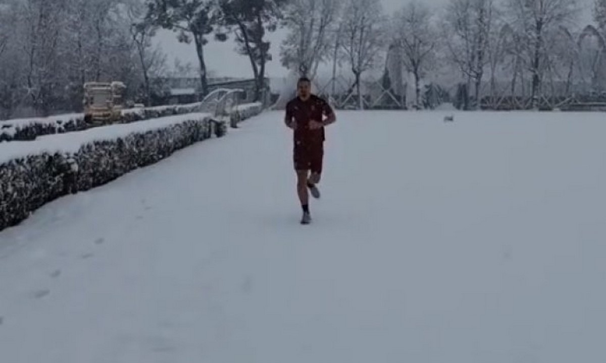 Απίθανος Ζλάταν Ιμπραΐμοβιτς: Βγήκε στο χιόνι για τρέξιμο με κοντομάνικο! (vid)