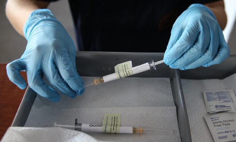 Επιχείρηση «Ελευθερία»: Πότε, πού και πώς θα εμβολιάζονται οι Έλληνες