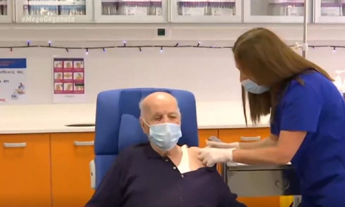 Κορονοϊός – Εμβόλιο: Εμβολιάστηκε ο πρώτος ηλικιωμένος, Μιχάλης Γιοβανίδης