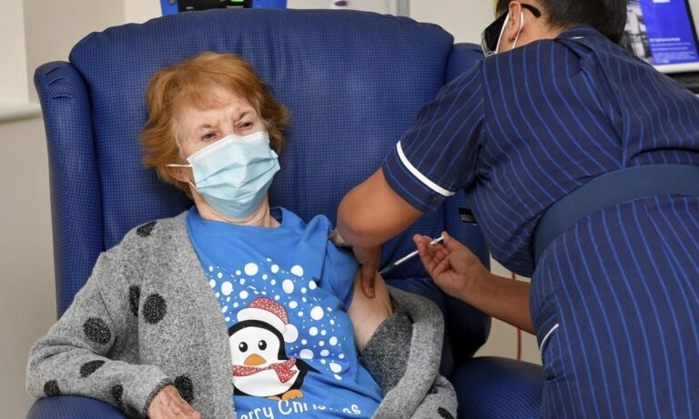 Μεγάλη Βρετανία: Mια 90χρόνη η πρώτη που εμβολιάστηκε