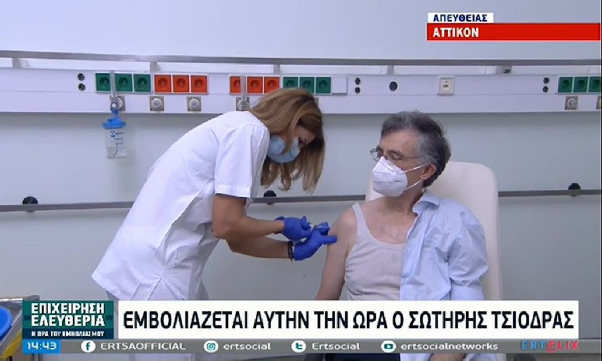 Εμβολιάστηκε ο Σωτήρης Τσιόδρας: «Δεν ήρθε το τέλος της πανδημίας»