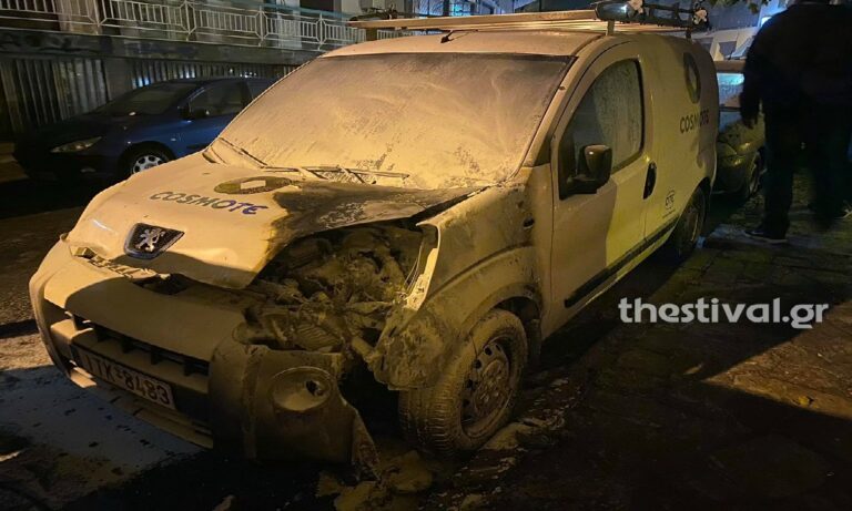 Θεσσαλονίκη: Εμπρηστική επίθεση σε όχημα εταιρείας κινητής τηλεφωνίας (pics)