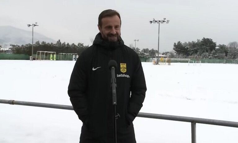 Μάντζιος από το χιονισμένο Ρύσιο: «Δεν μας επηρεάζει η ήττα από ΑΕΚ, έτοιμοι για νίκη με Παναθηναϊκό»
